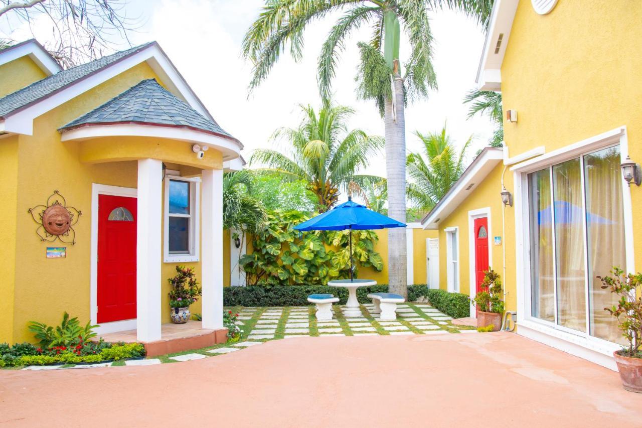 Brownstone Guesthouses Nassau Esterno foto