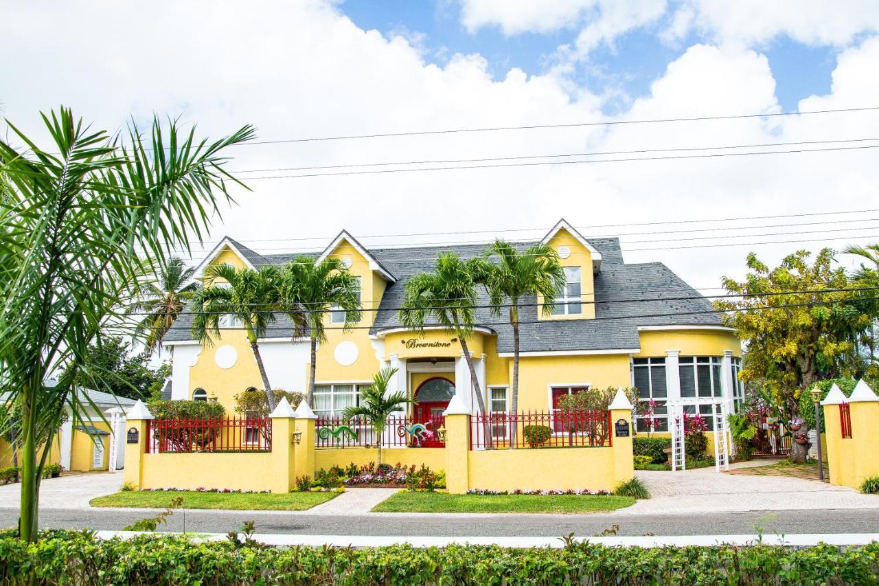 Brownstone Guesthouses Nassau Esterno foto