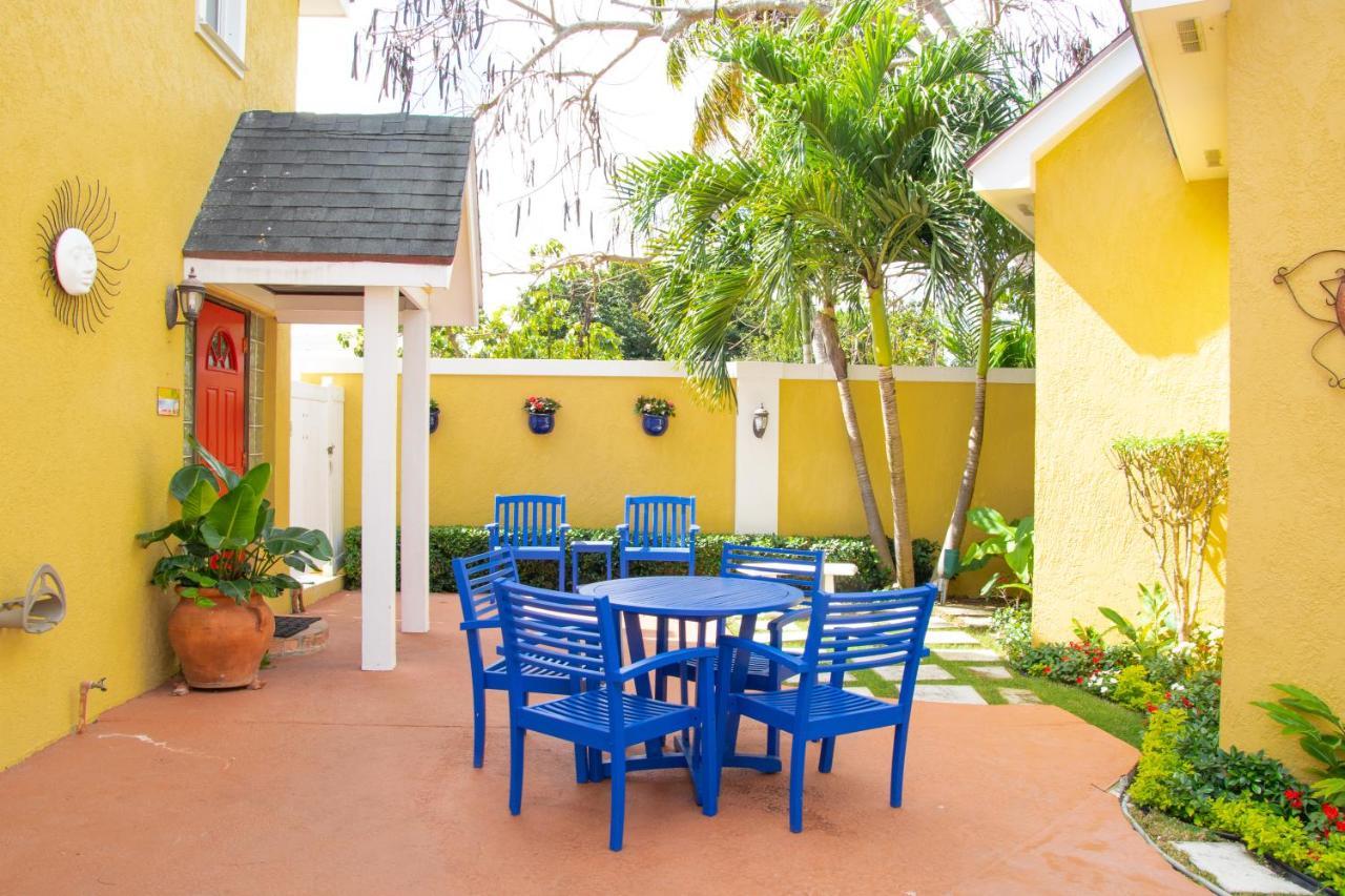 Brownstone Guesthouses Nassau Esterno foto