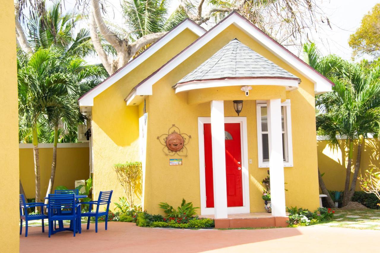 Brownstone Guesthouses Nassau Esterno foto