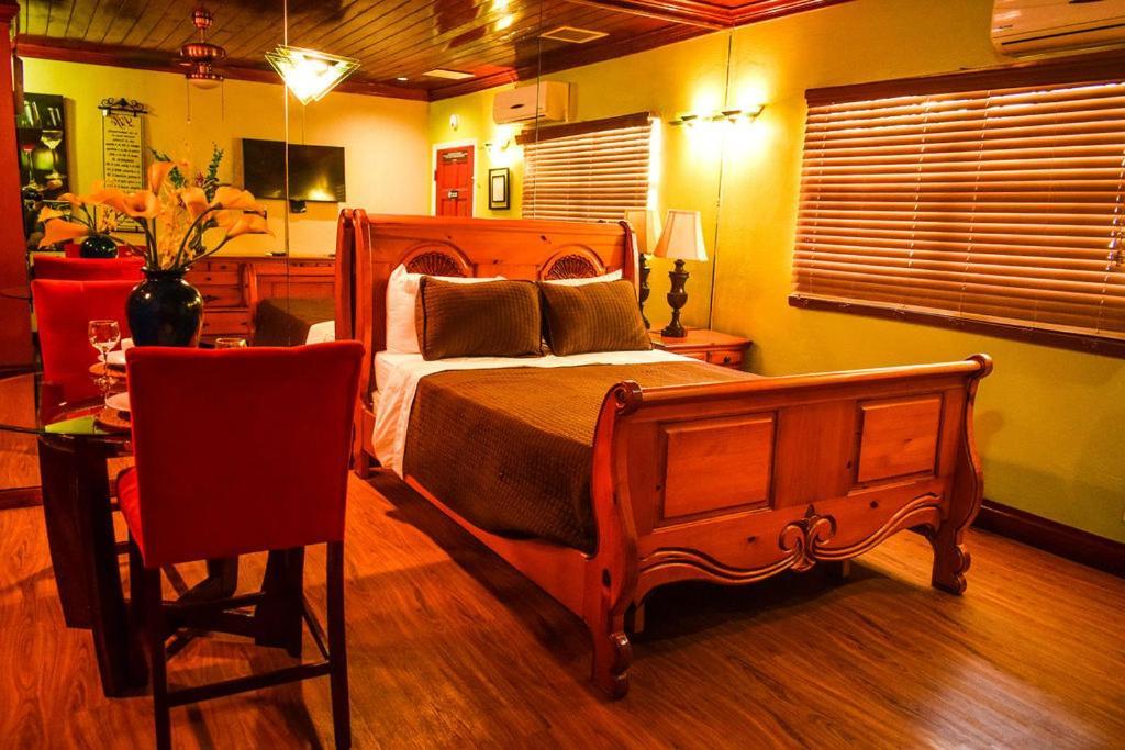 Brownstone Guesthouses Nassau Esterno foto