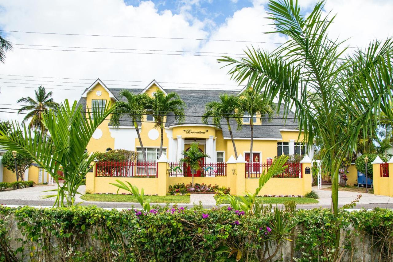 Brownstone Guesthouses Nassau Esterno foto