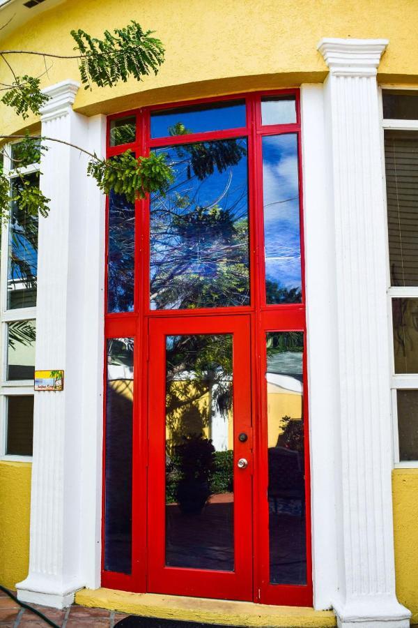 Brownstone Guesthouses Nassau Esterno foto