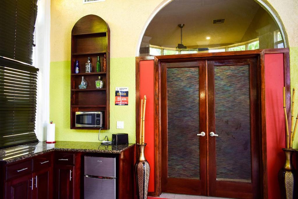 Brownstone Guesthouses Nassau Esterno foto