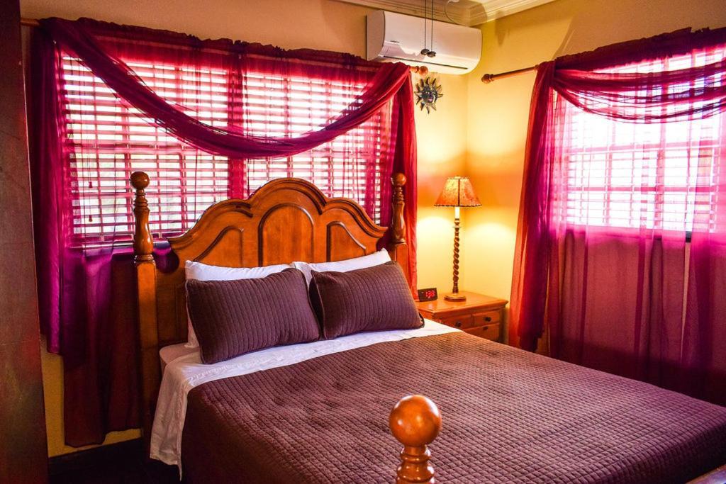 Brownstone Guesthouses Nassau Esterno foto