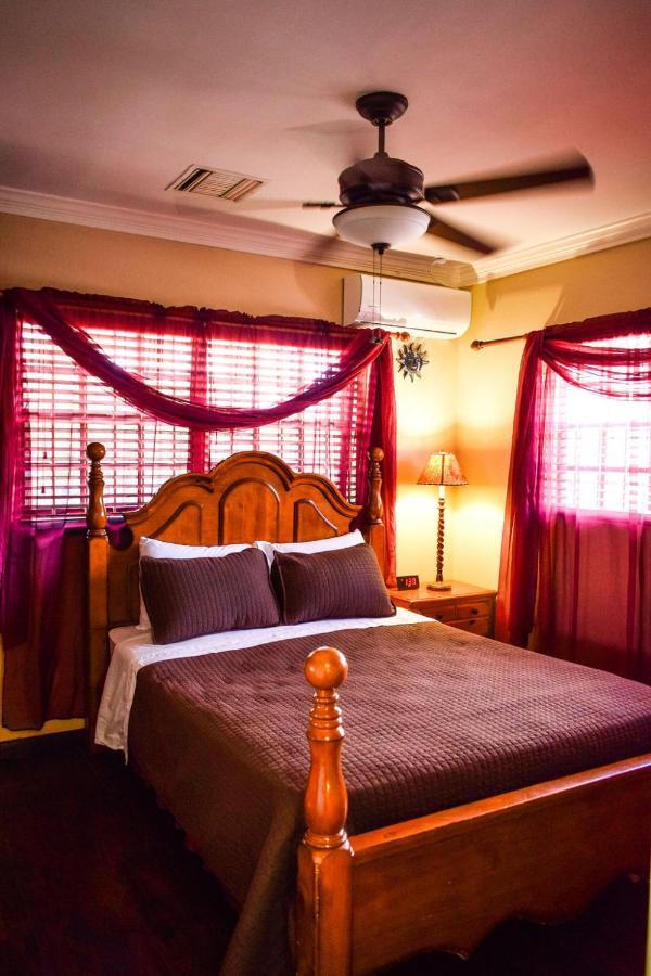 Brownstone Guesthouses Nassau Esterno foto