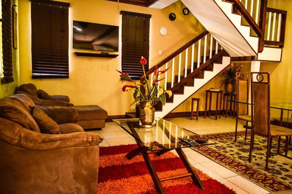 Brownstone Guesthouses Nassau Esterno foto