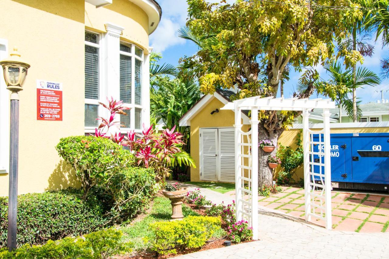 Brownstone Guesthouses Nassau Esterno foto